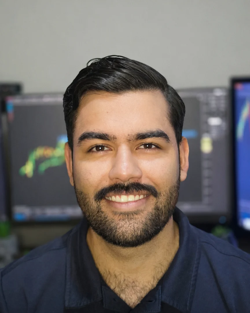 Juvenal Esquivel en su escritorio de trading